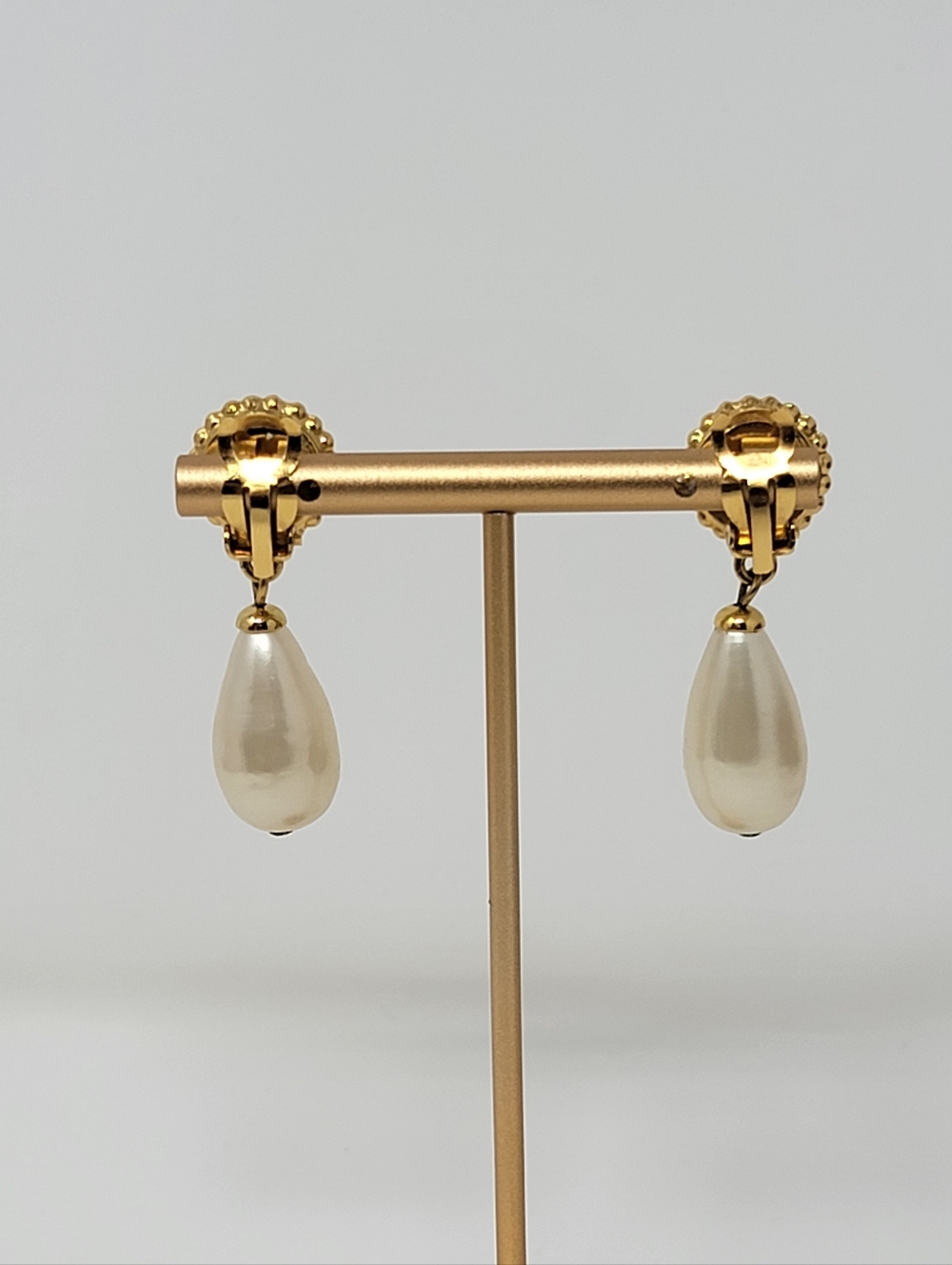 Chanel Gold-tone clover motif with Faux Pearl Clip-on Earrings - Picture 4 of 7